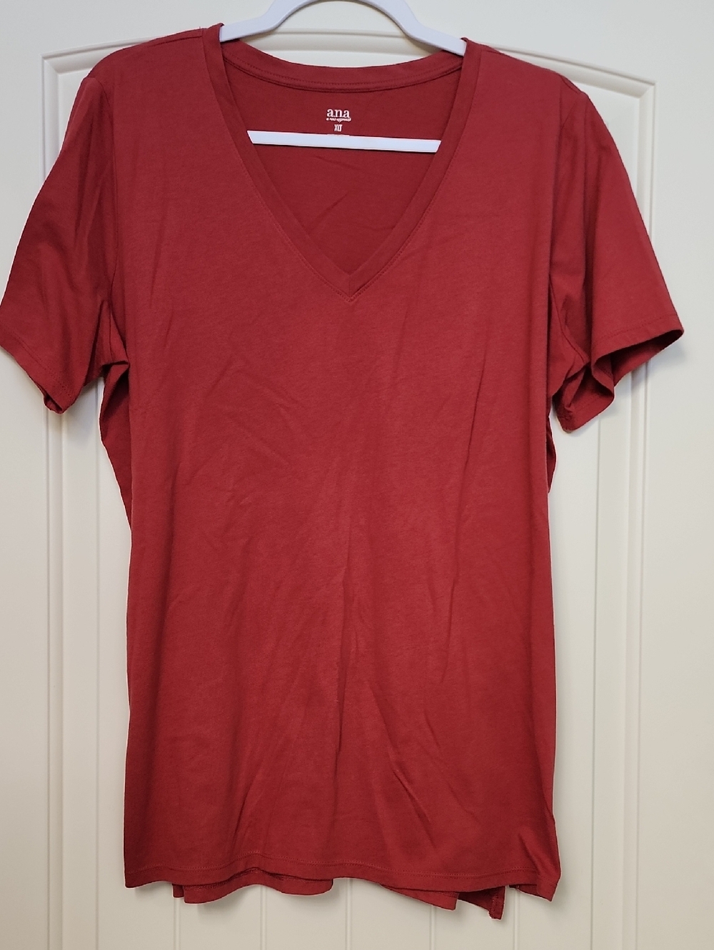 a.n.a Women's V-Neck T-Shirt in Brick Red